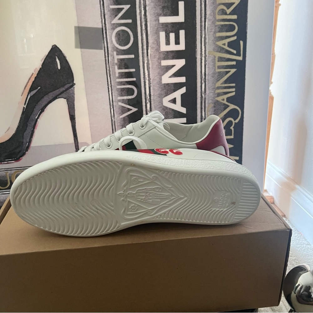 Back to school in these Gucci gym shoes never worn , a collectors item , size 9 - Picture 2 of 3